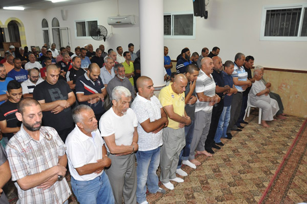 بالفيديو والصور: شعائر صلاة التراويح من مسجد العجمي في مدينة يافا